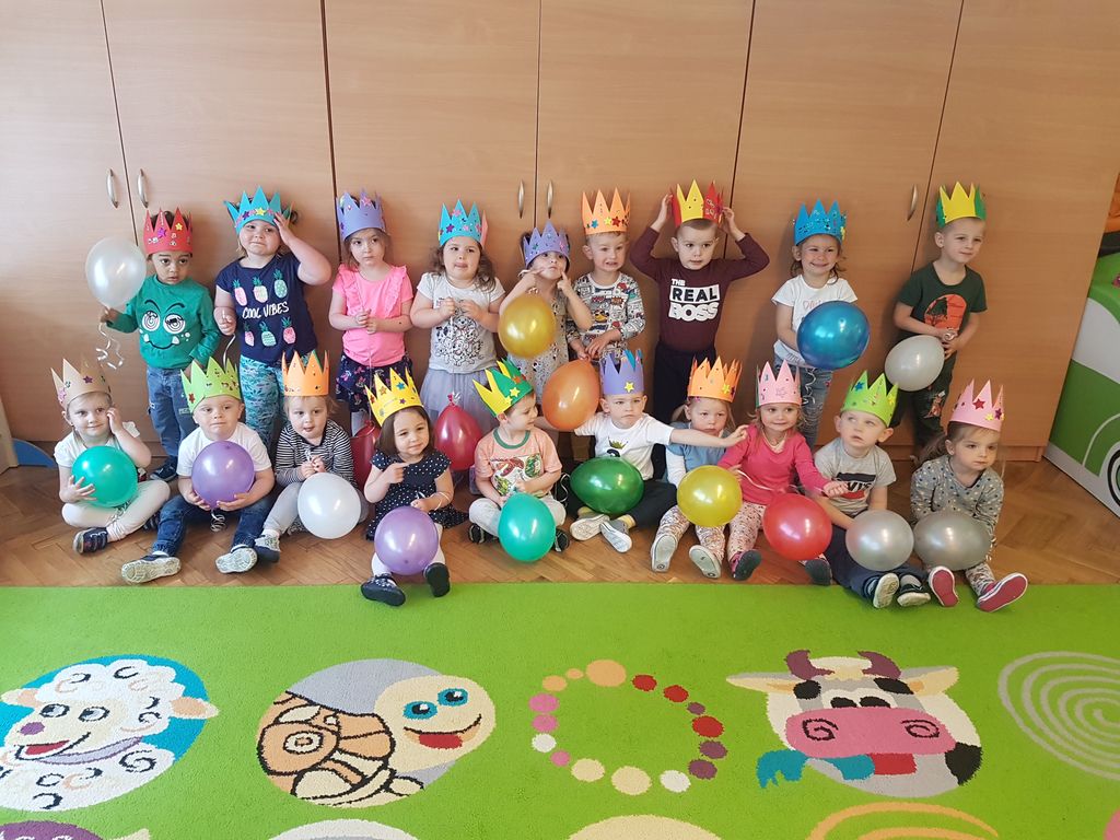 Dzieci z Miejskiego Żłobka w koronach zrobionych z okazji Dnia Dziecka