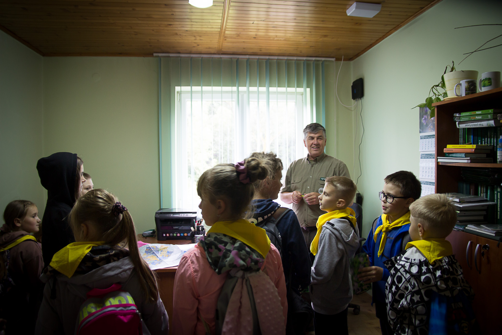 Dzieci podczas wizyty w kancelarii Nadleśnictwa Gorlice