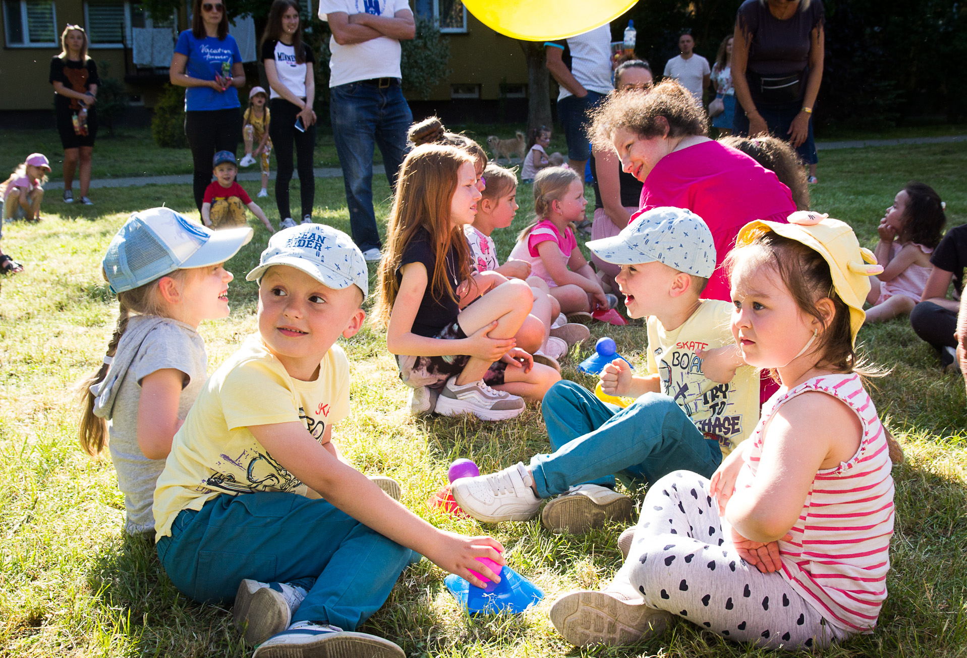 Dzieci podczas zabawy na pikniku z okazji Dnia Dziecka na Osiedlu Mlodych