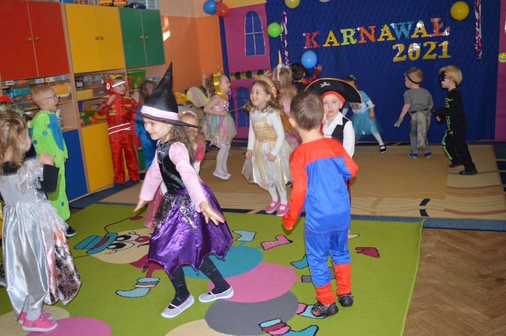 Zabawa taneczna podczas balu karnawałowego w Miejskim Przedszkolu Nr 1 w Gorlicach