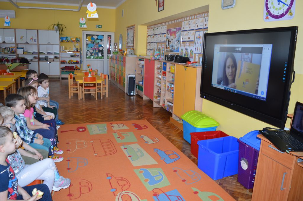 Przedszkolaki z Miejskiego Przedszkola nr 1 w Gorlicach podczas spotkania on-line w ramach akcji "Cała Polska czyta dzieciom"