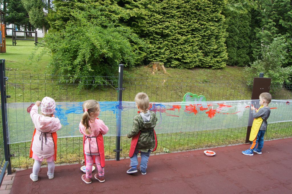 Dzieci z Miejskiego Żlobka w trakcie zabaw z okazji Dnia Dziecka - malowanie na folii