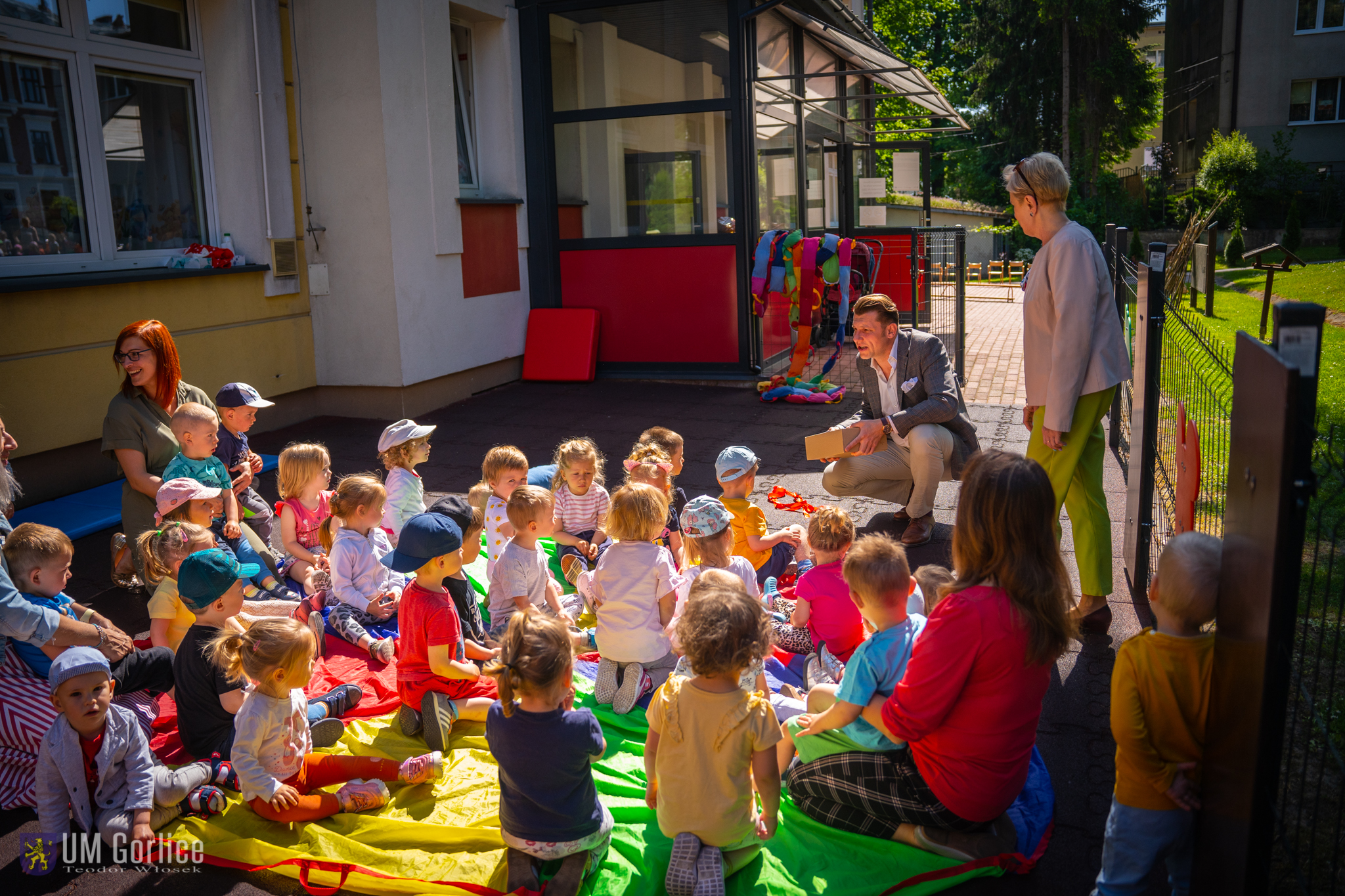 Burmistrz Rafał Kukla z dziećmi z miejskiego żłobka