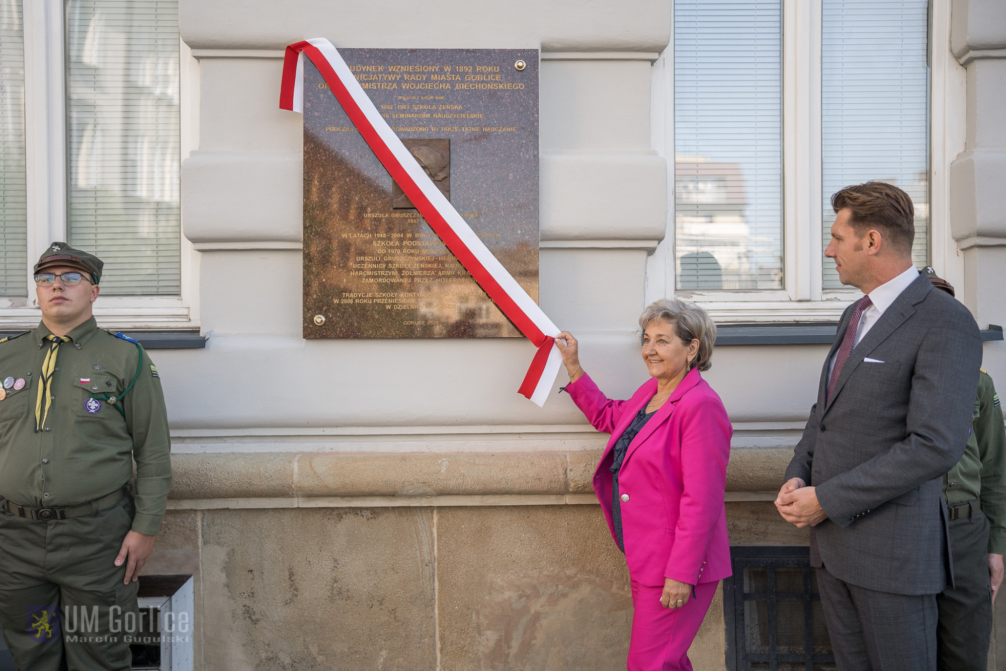 odsłonięcie pamiątkowej tablicy przez Panią Halinę Zajdel i burmistrza Rafała Kuklę