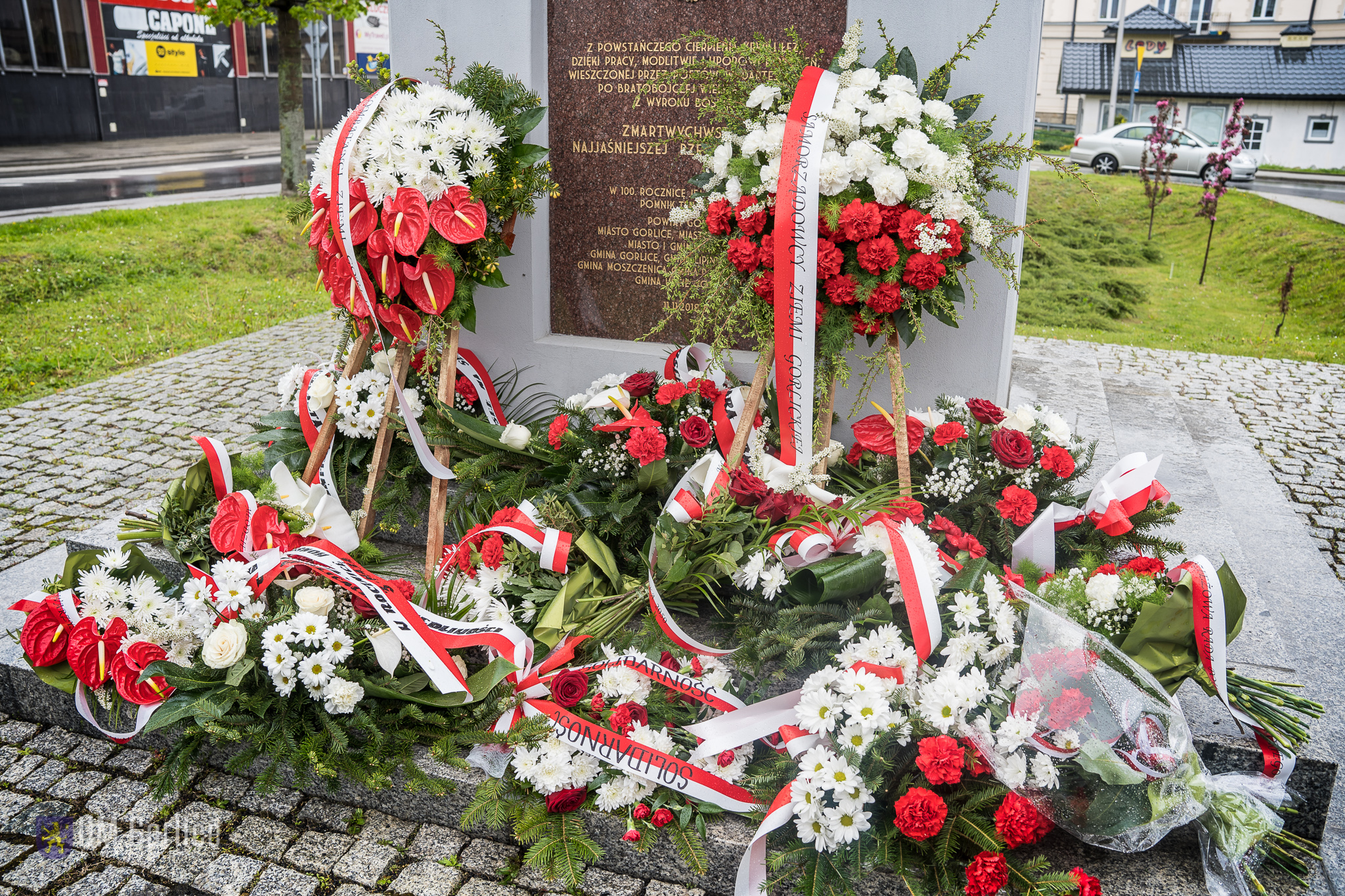 Kwiaty pod Pomnikiem Niepodległości po obchodach Święta Konstytucji 3 Maja