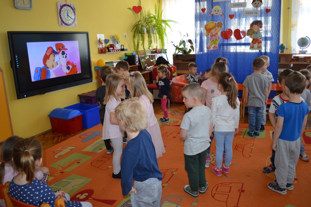 Dzieci z przedszkola w trakcie zabawy