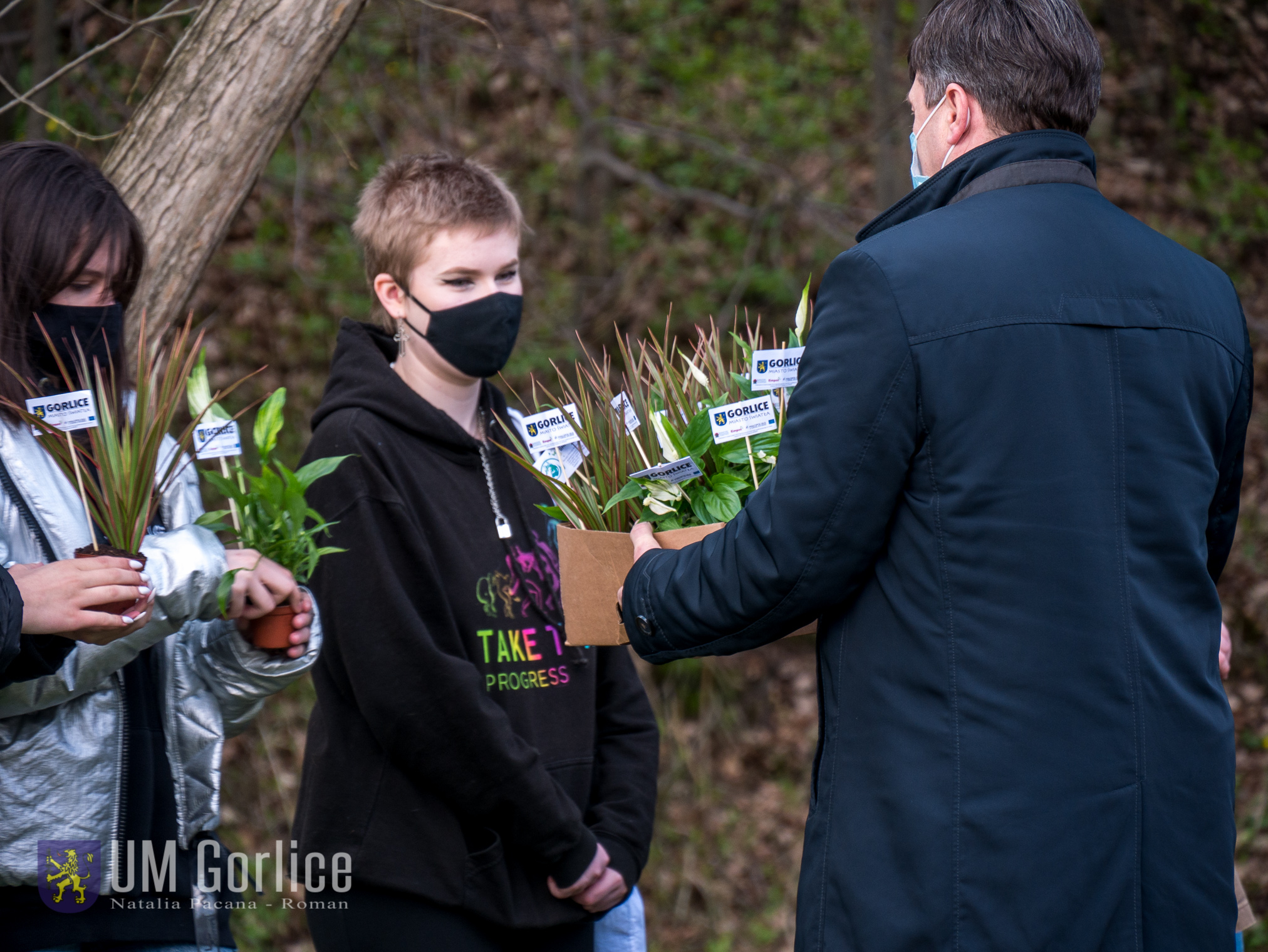 Burmistrz wręczający roślinki w ramach akcji Gorlickie Dni Ziemi
