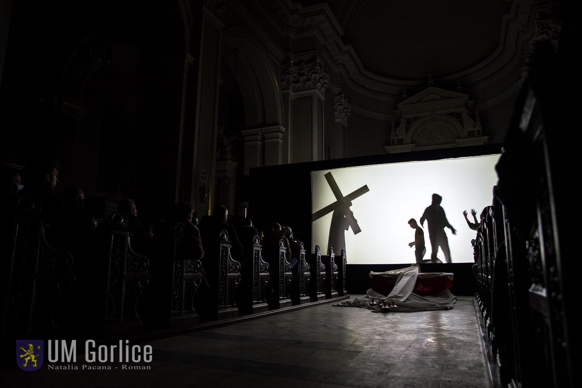 Scena Drogi Krzyżowej - Jezus niesie krzyż, postacie obok kółocą się
