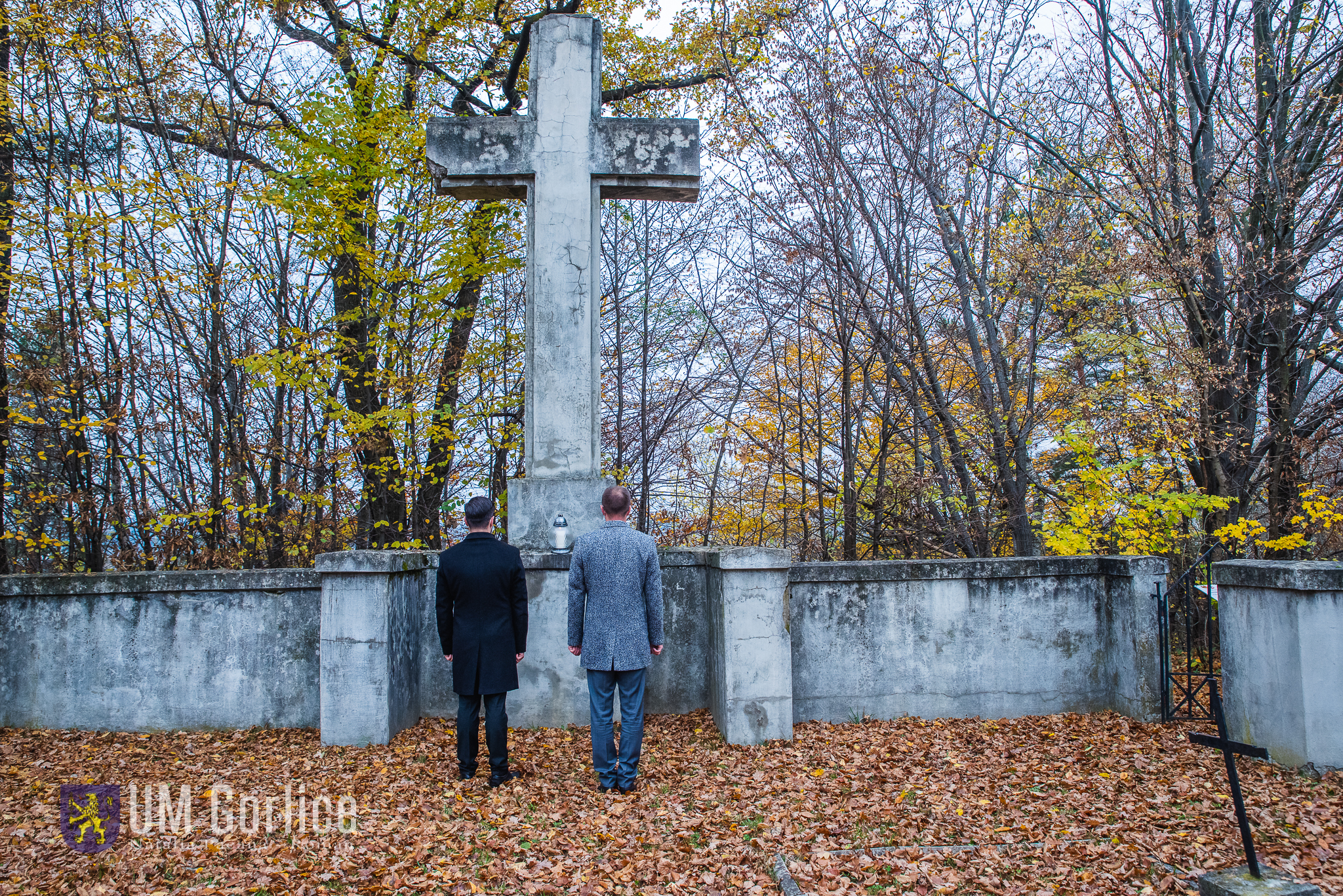 Złożenie zniczy na cmentarzu wojennym w Sokole