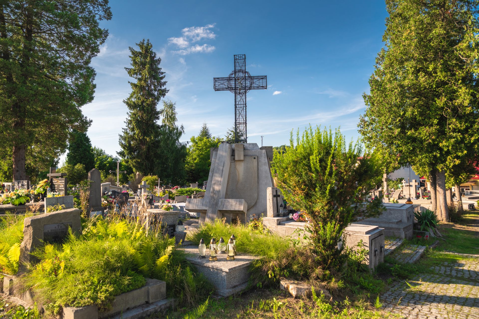 Widok na Krzyż Powstańców na cmentarzu parafialnym.