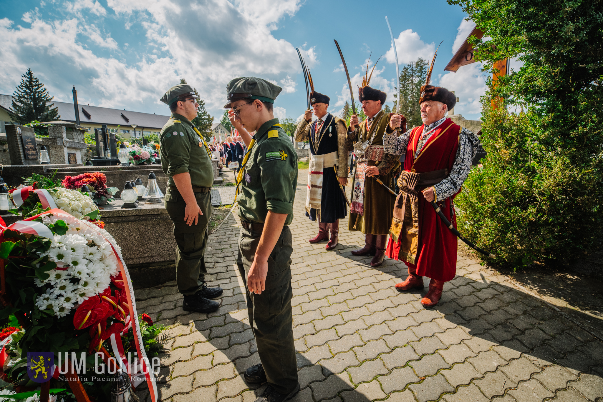 Kombatanci składają wiązankę pod Krzyżem Katyńskim.