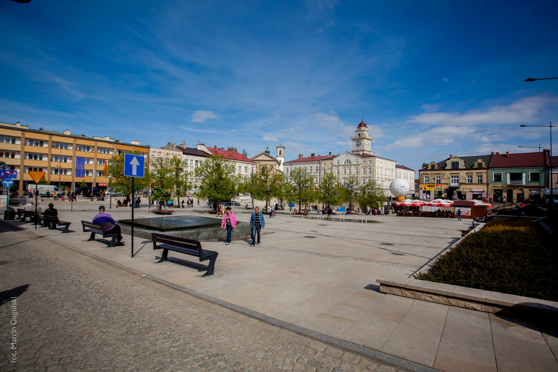 Widok na Rynek i kamieniczki wokół rynku.