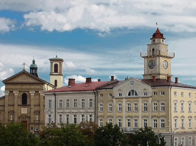 Fotografia budynku  ratusza miejskiego.