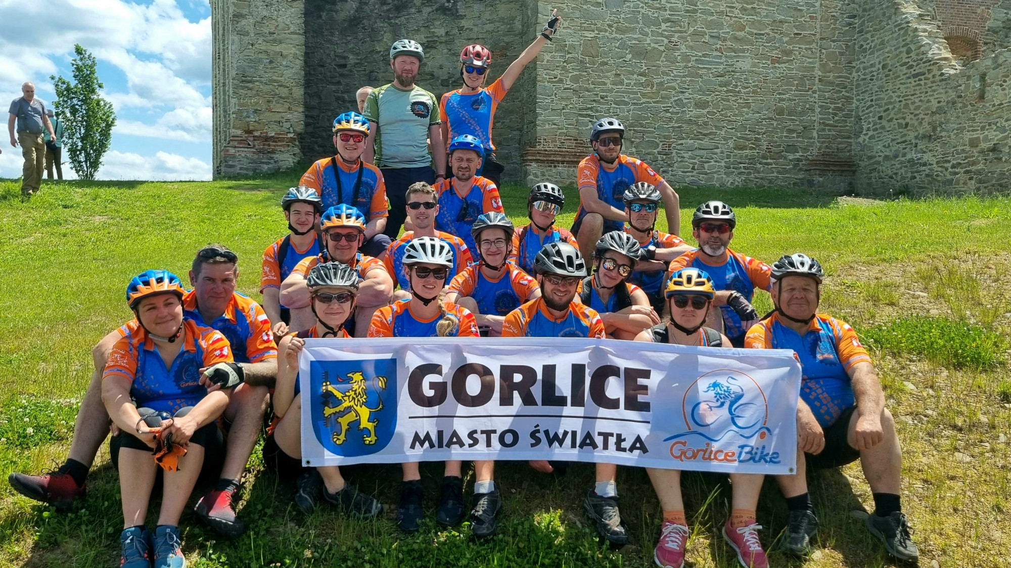 Grupa GorliceBike z flagą Gorlice Miasto Światła.