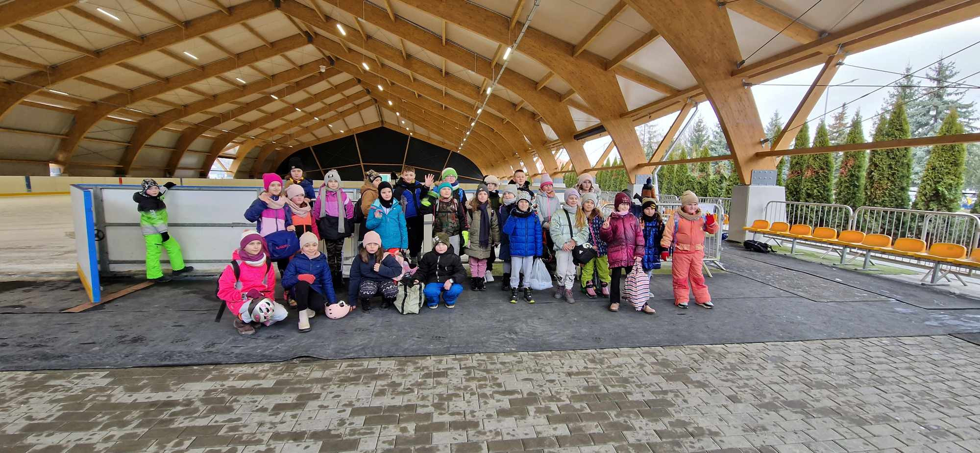 Grupowe zdjęcie dzieci na lodowisku w Gorlicach