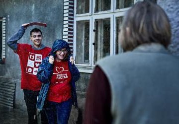 Wolontariusz podczas pracy, w deszczu.