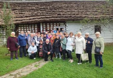 Seniorzy w Skansenie Wsi Pogórzańskiej w Szymbarku