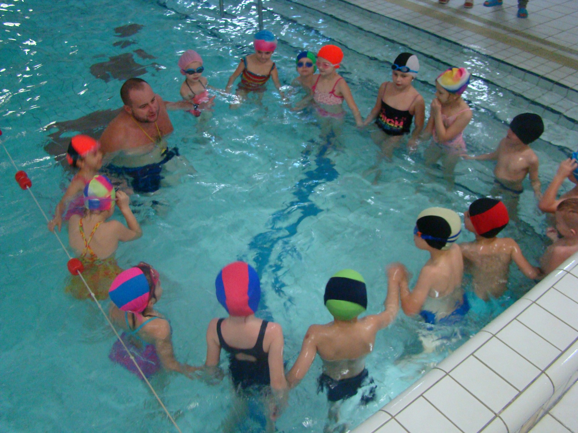 Przedszkolaki uczą się pływać