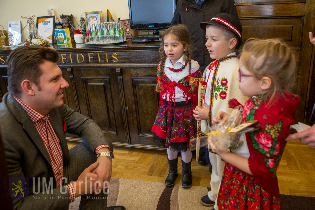 Przedszkolaki u burmistrza z życzeniami świątecznymi