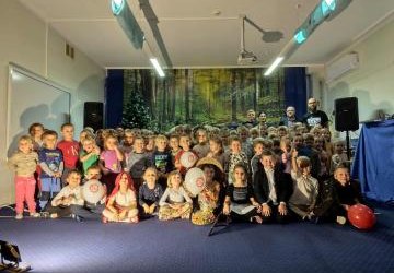 widzowie podczas przedstawienia bajki profilaktycznej w Miejskim Przedszkolu nr 5