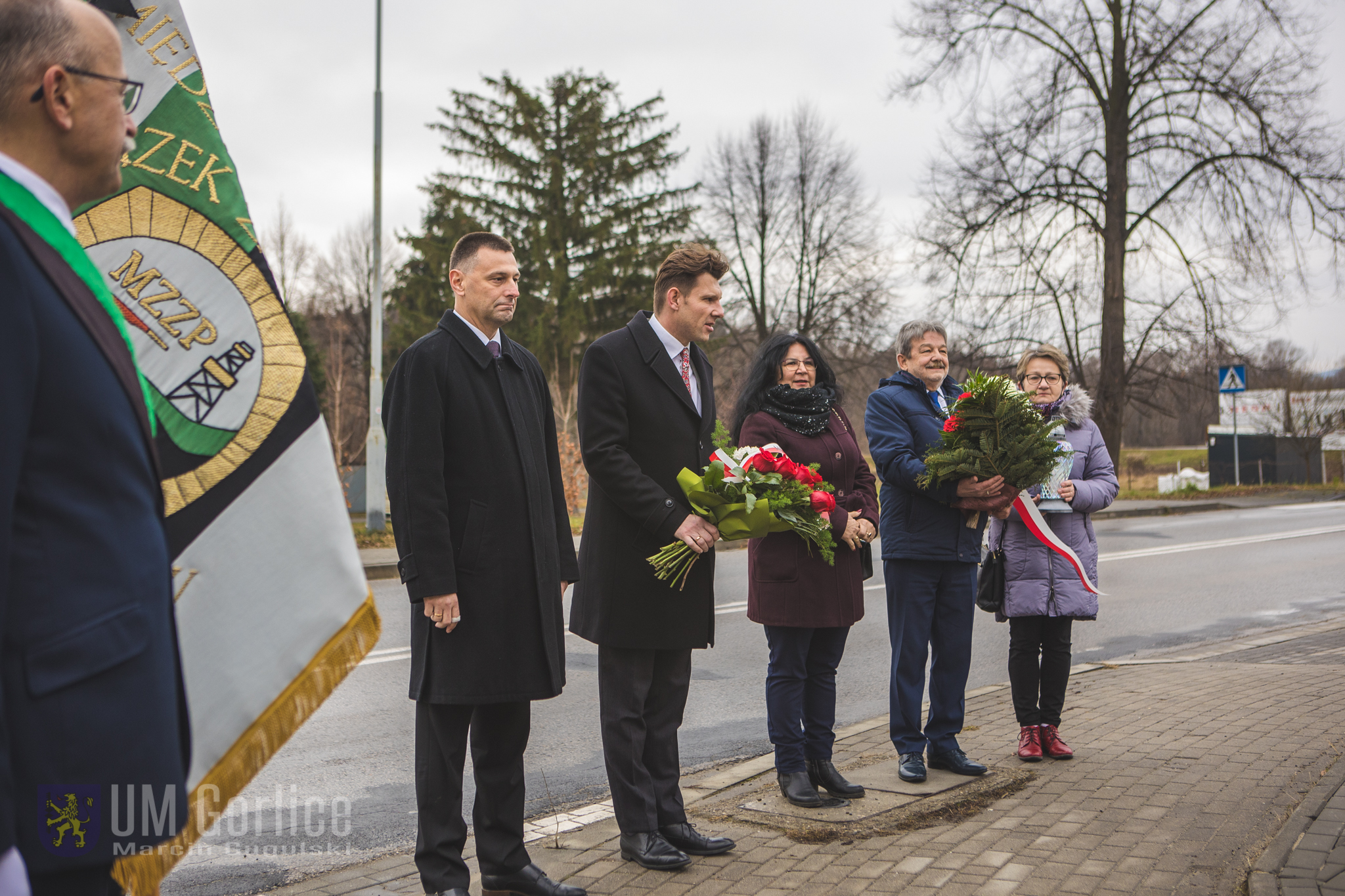 Burmistrz Rafał Kukla podczas składania wiązanki kwiatów pod pomnikiem