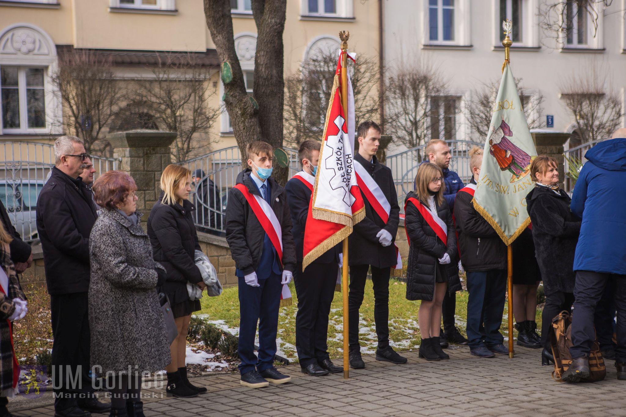 Poczty sztandarowe na Placu Kościelnym.