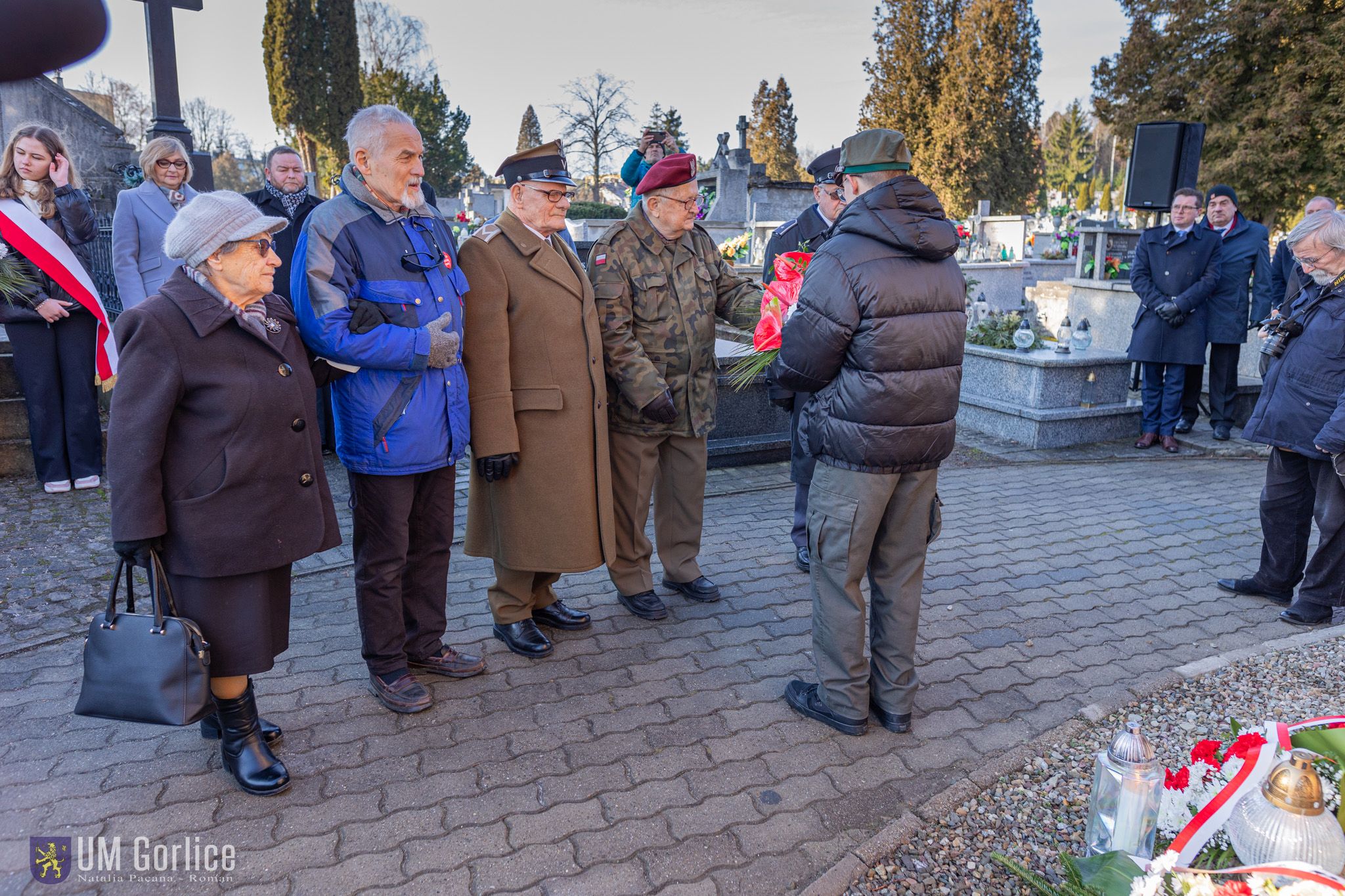 Wiązankę składają  sybiracy i kombatanci.