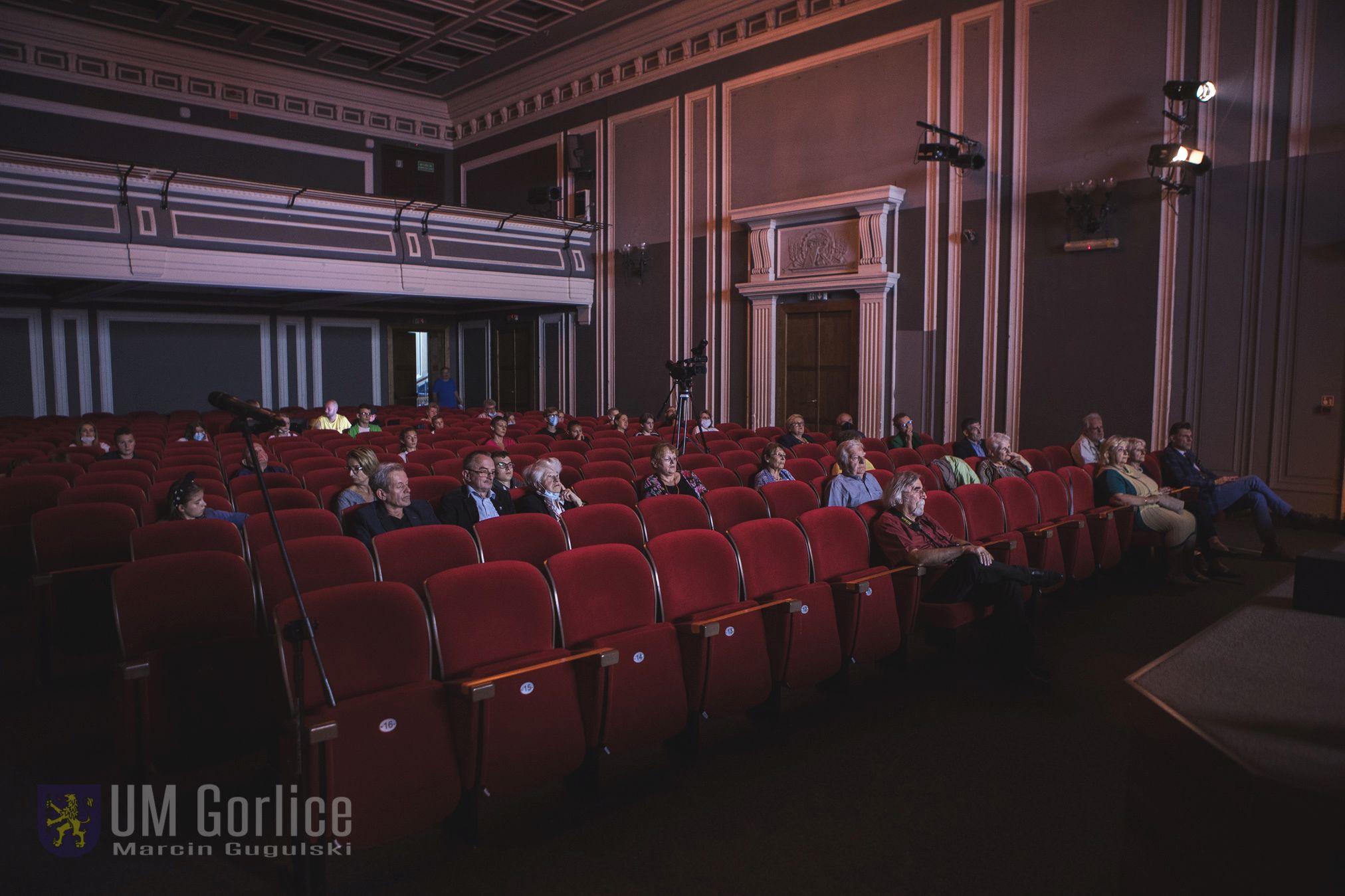 Publiczność w sali teatralnej GCK.