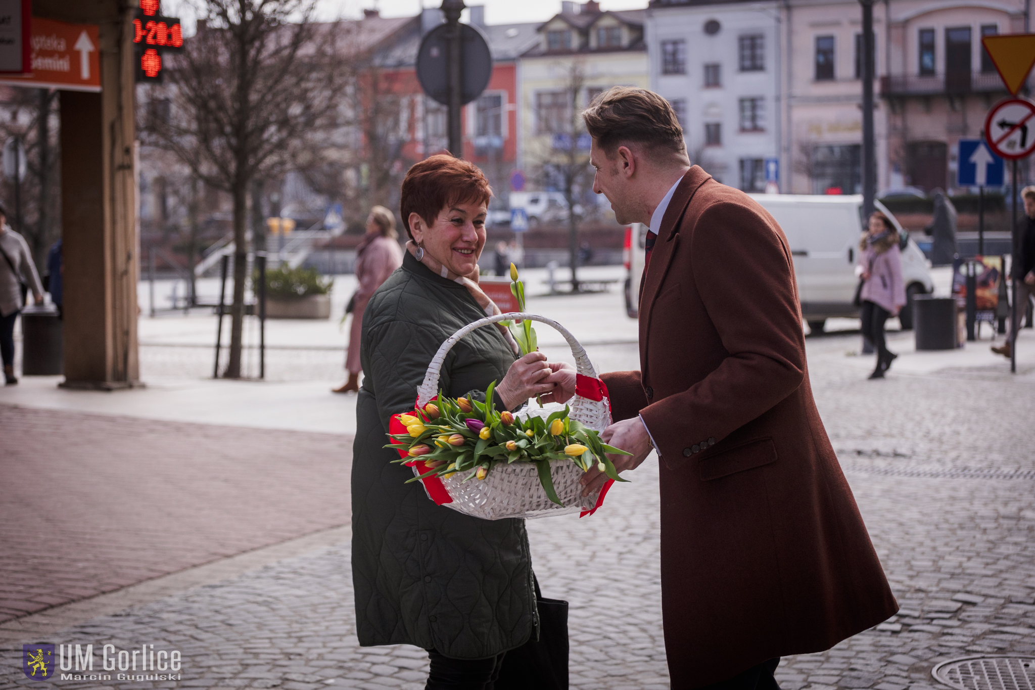 Wręczanie kwiatów gorliczankom 