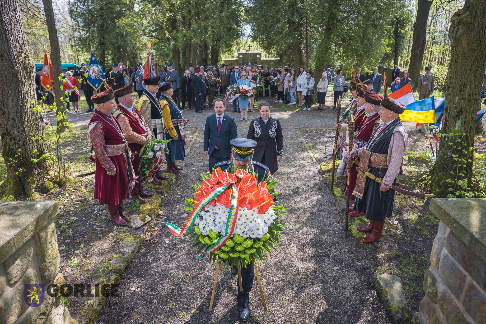 Składanie wiązanek pod pomnikiem Cmentarza nr 91 