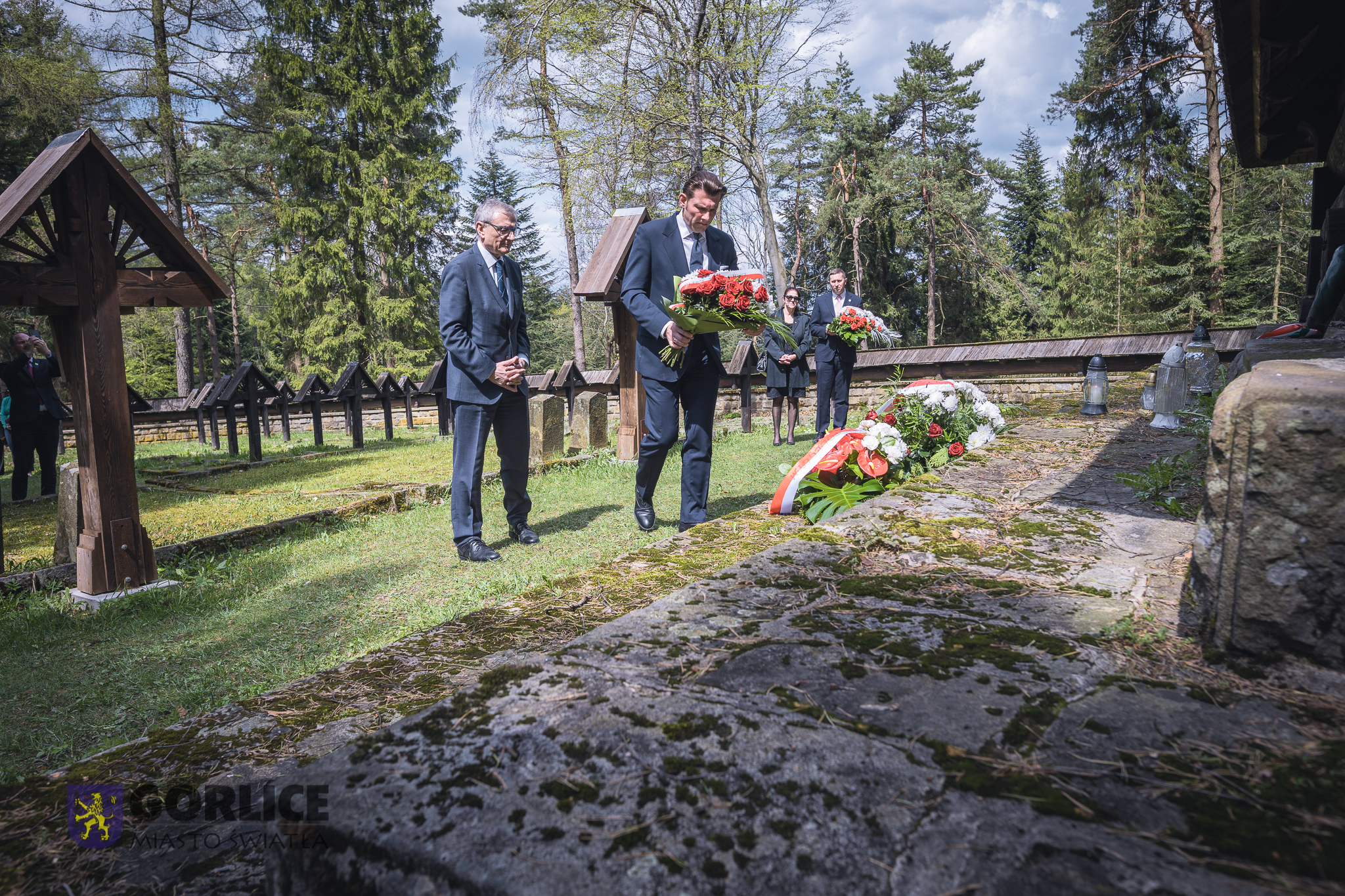 Składanie wiązanki na cmentarzu w Małastowie
