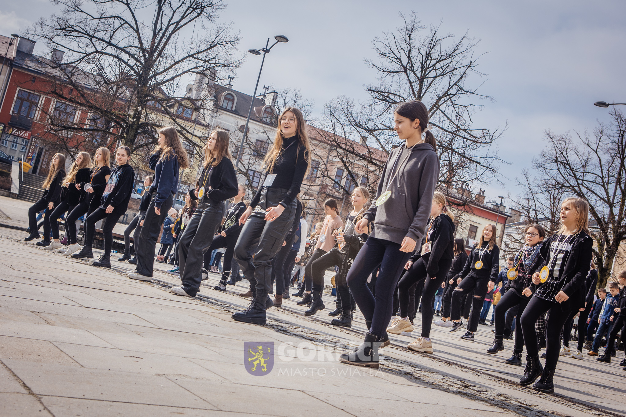 Uczniowie Miejskiego Zespołu Szkół nr 5, tańczący na Rynku w ramach akcji "Złote Szkoły NBP"