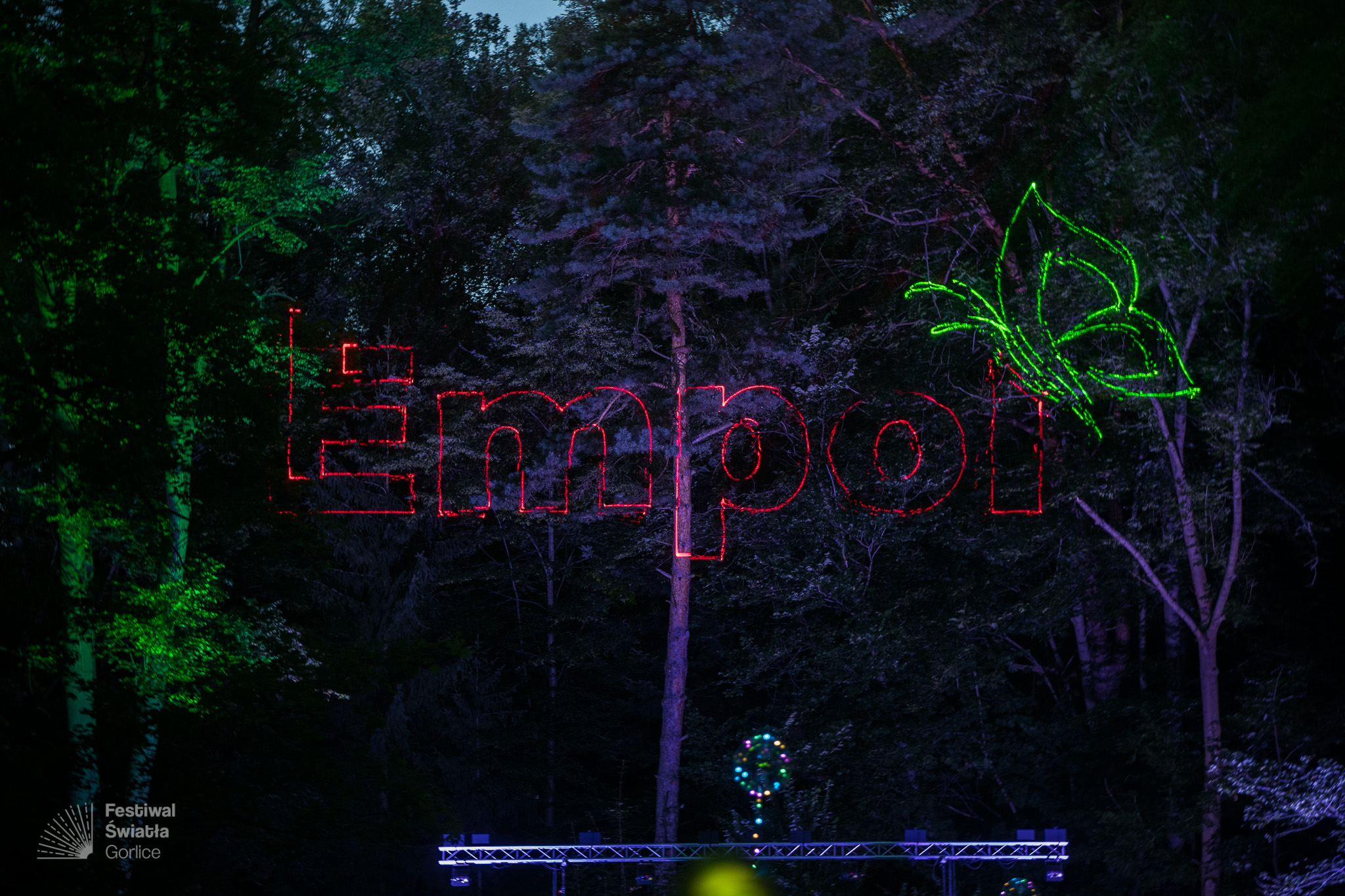 logotyp firmy EMPOL wyświetlony podczas Festiwalu Światła w Gorlicach