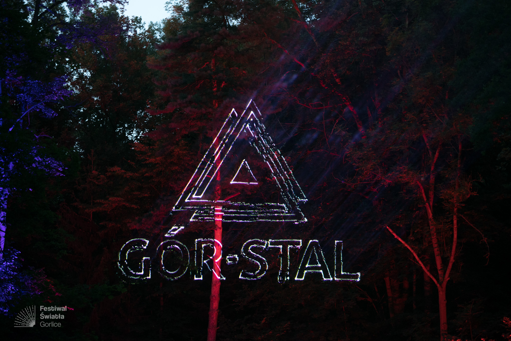 logotyp firmy GÓR_STAL wyświetlony podczas Festiwalu Światła w Gorlicach