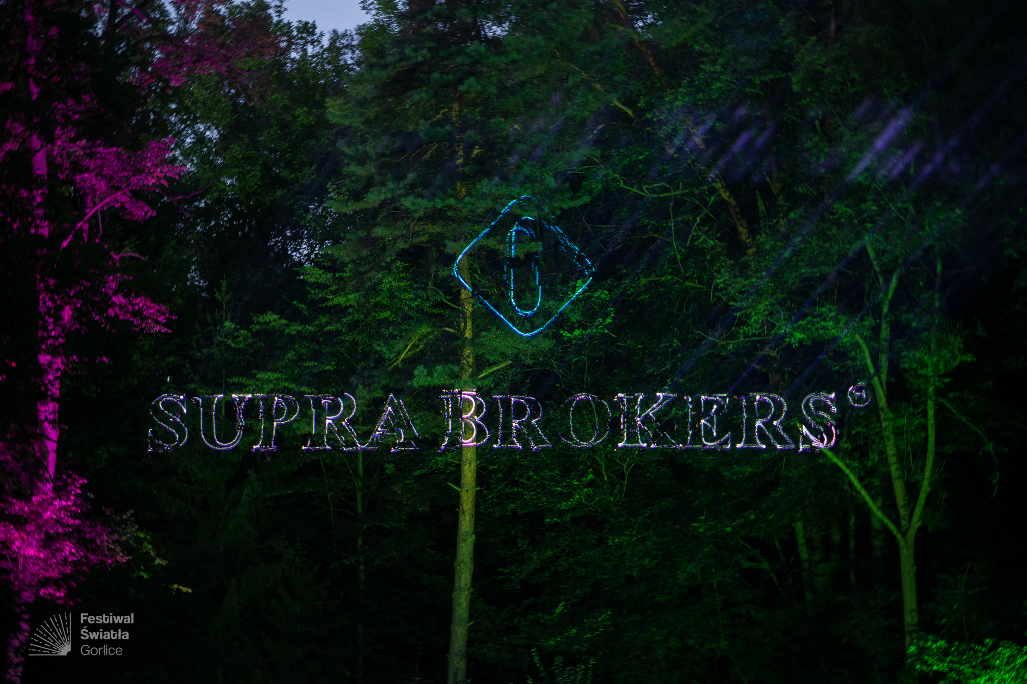 logotyp firmy Supra Brockers wyświetlony podczas Festiwalu Światła w Gorlicach