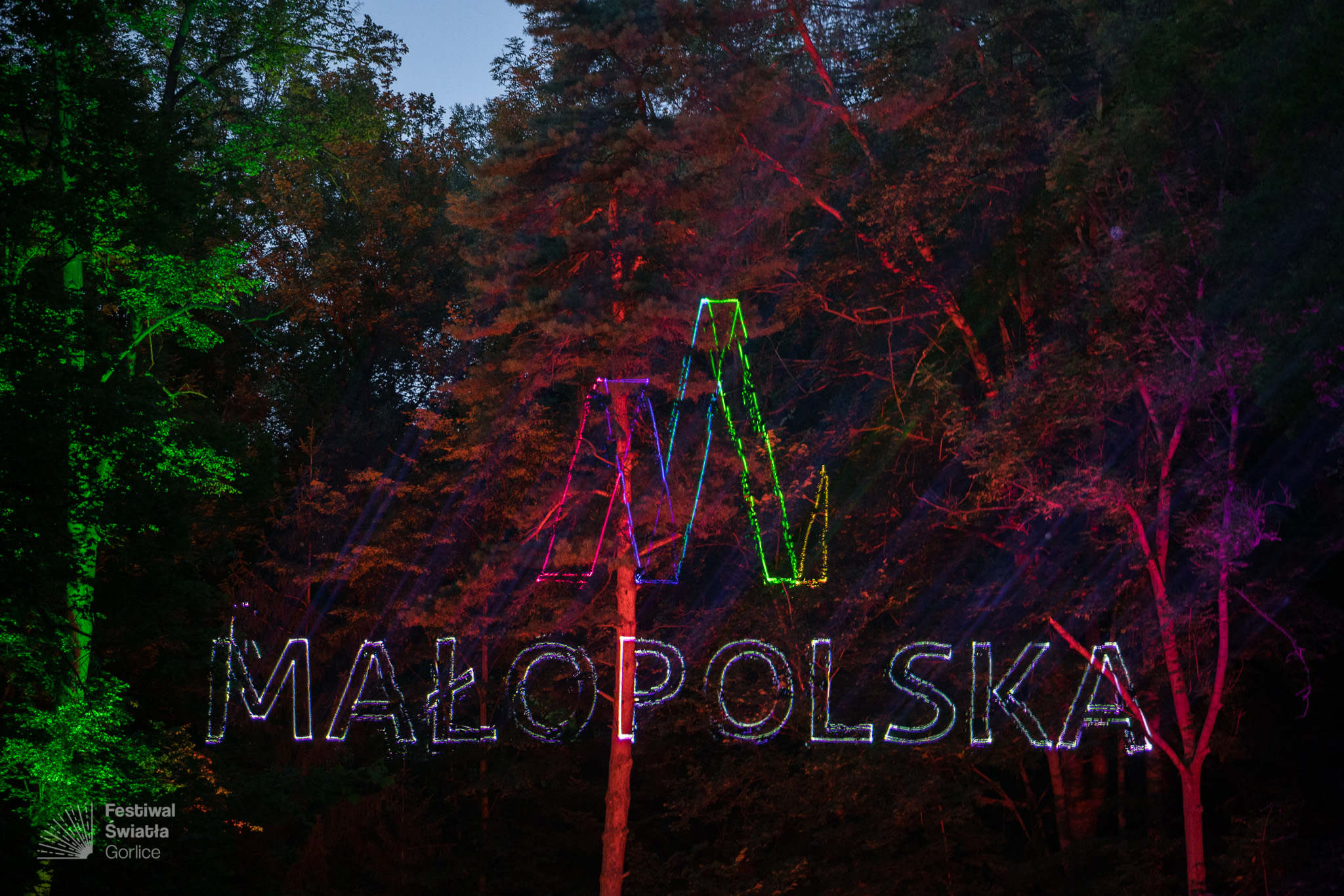 logotyp Małopolski wyświetlony podczas Festiwalu Światła w Gorlicach