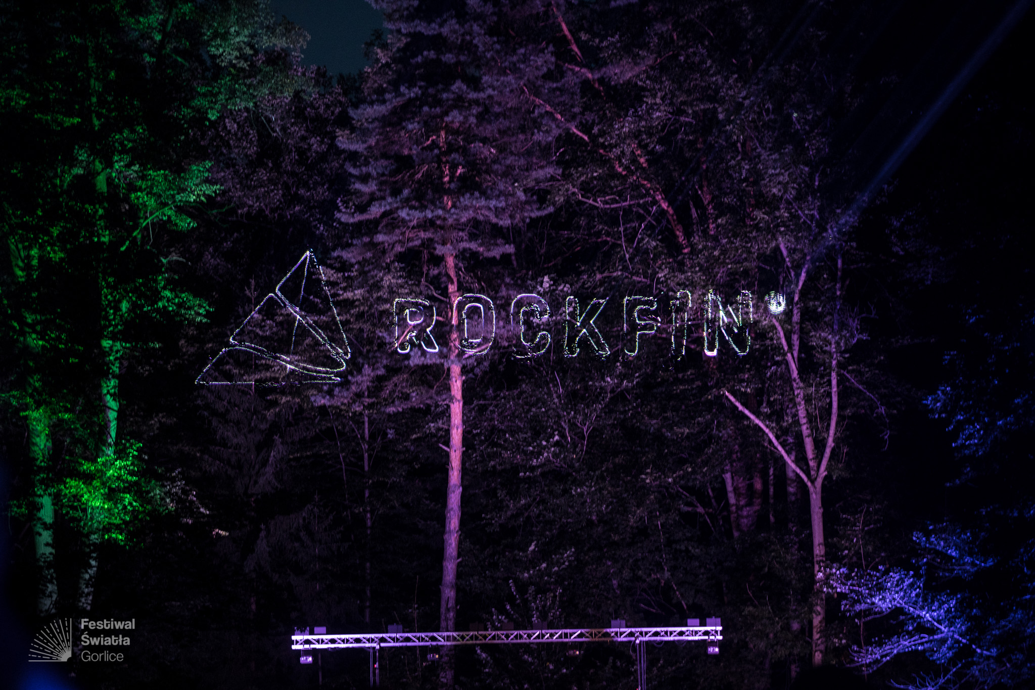 logotyp firmy Rockfin wyświetlony podczas Festiwalu Światła w Gorlicach