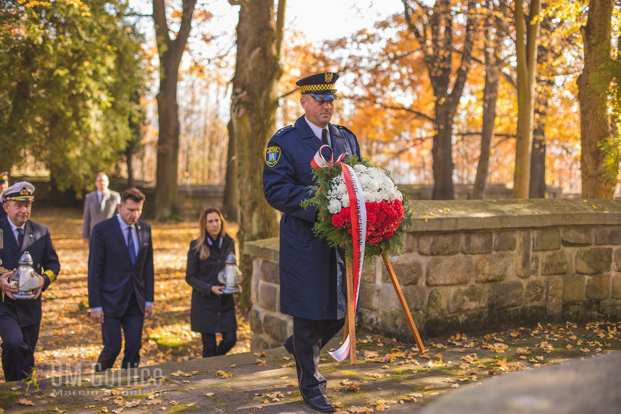 Uroczyste złozenie wiązanki pod krzyżem centralnym 