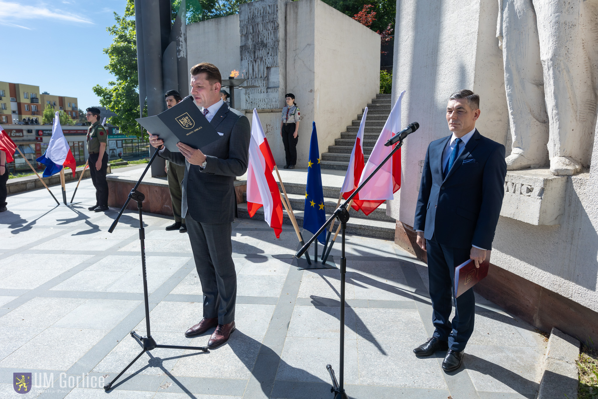 Burmistrz Miasta Gorlice Rafał Kukla przemawiający na obchodach 1 maja