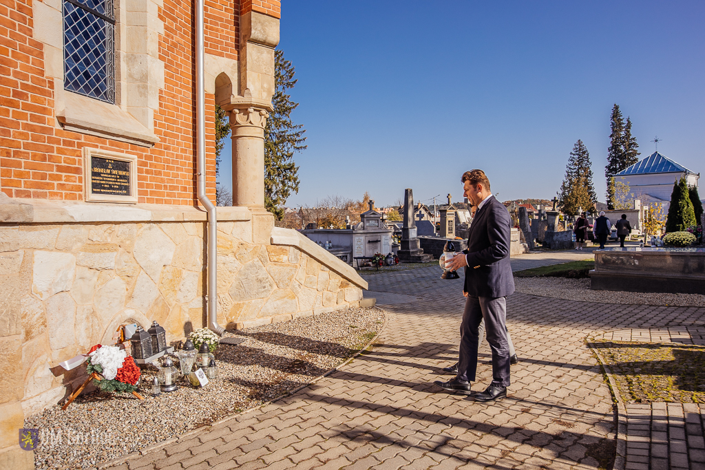 Składanbie znicza pod tablicą ks. Świeykowskiego 