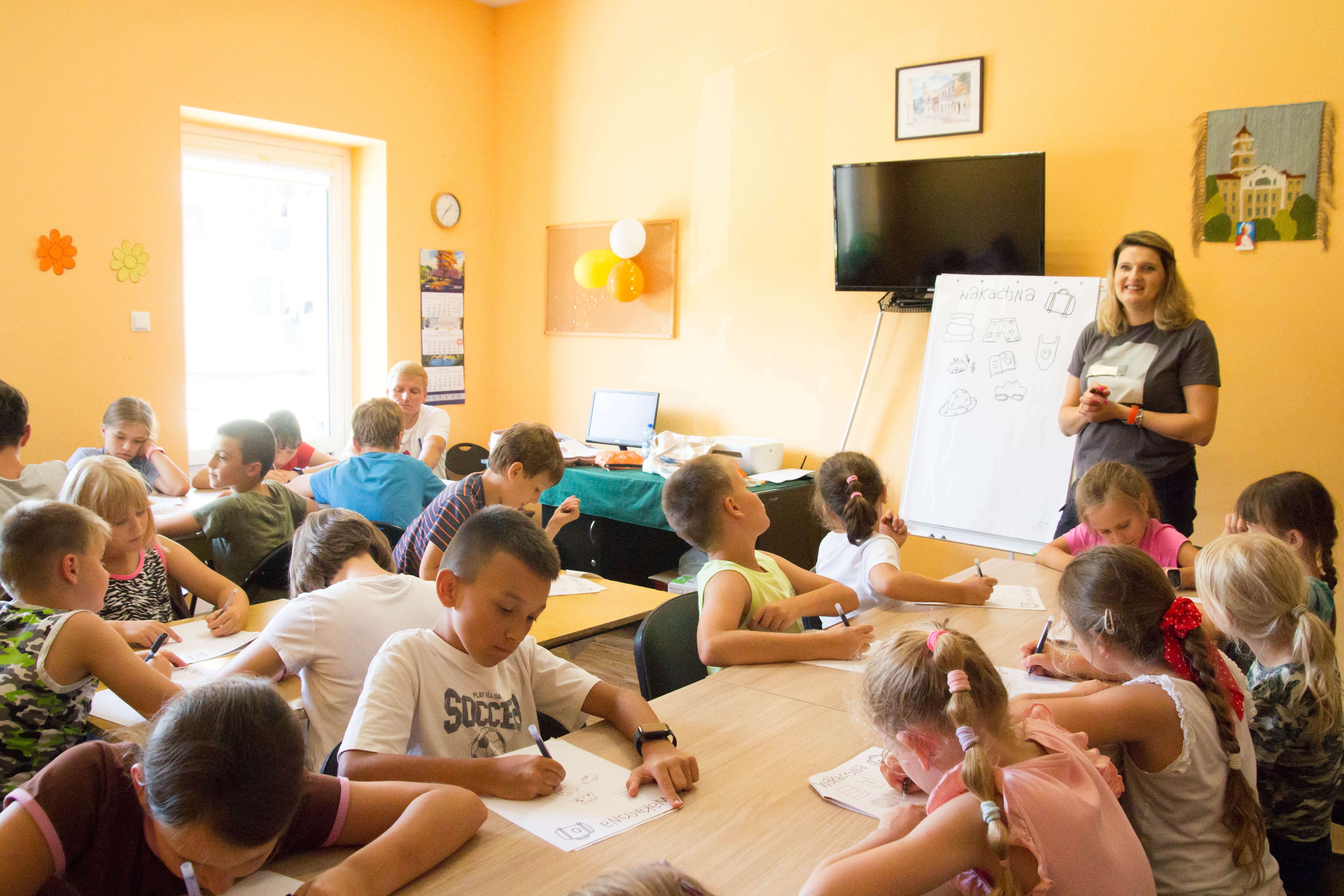 Dzieci podczas zajęć w czasie półkolonii letniej.