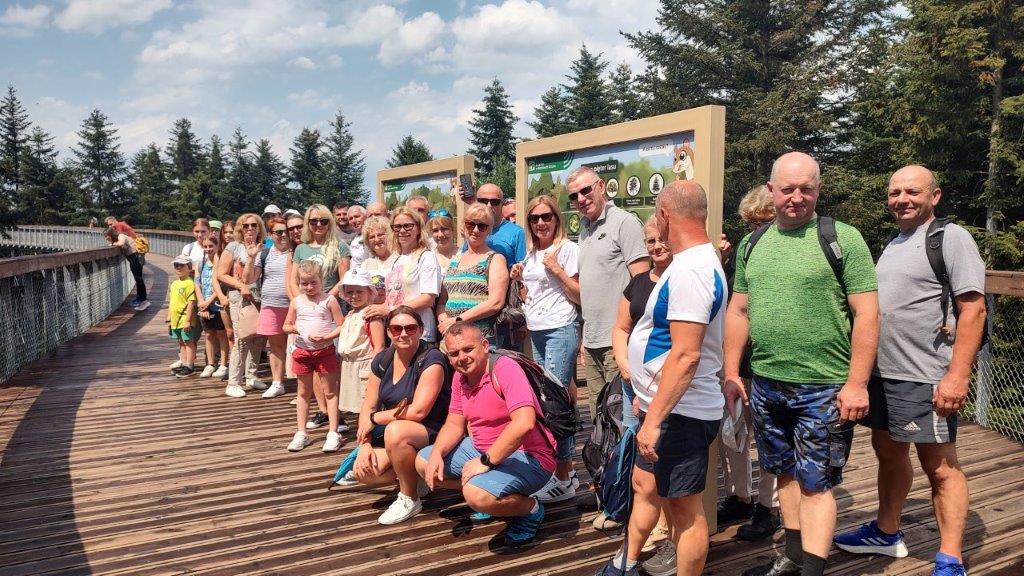 Uczestnicy wyjazdy z okazji Dnia Rodziny podczas spaceru koronami drzew w Ciężkowicach
