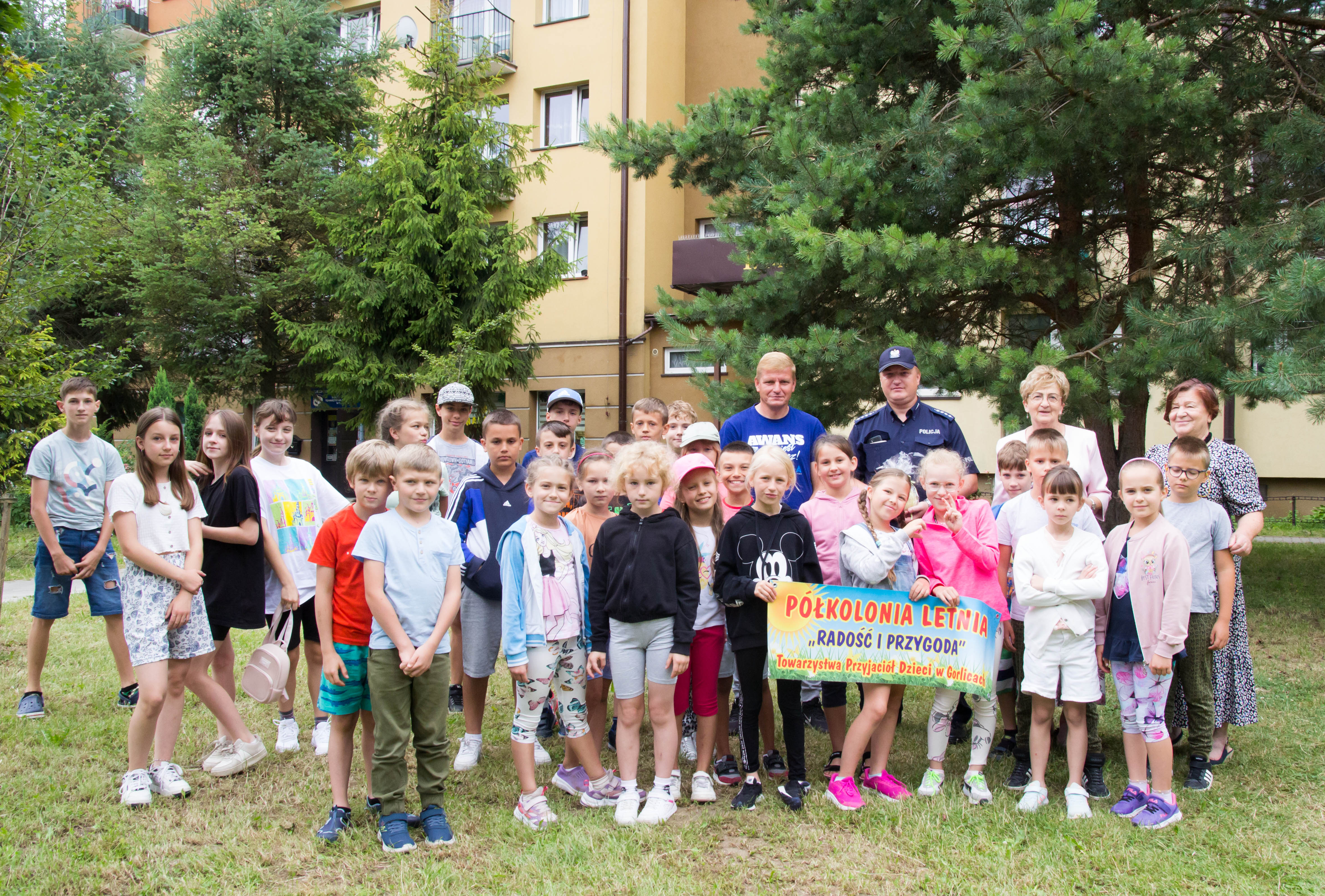 Dzieci podczas spotkania z policjantem.