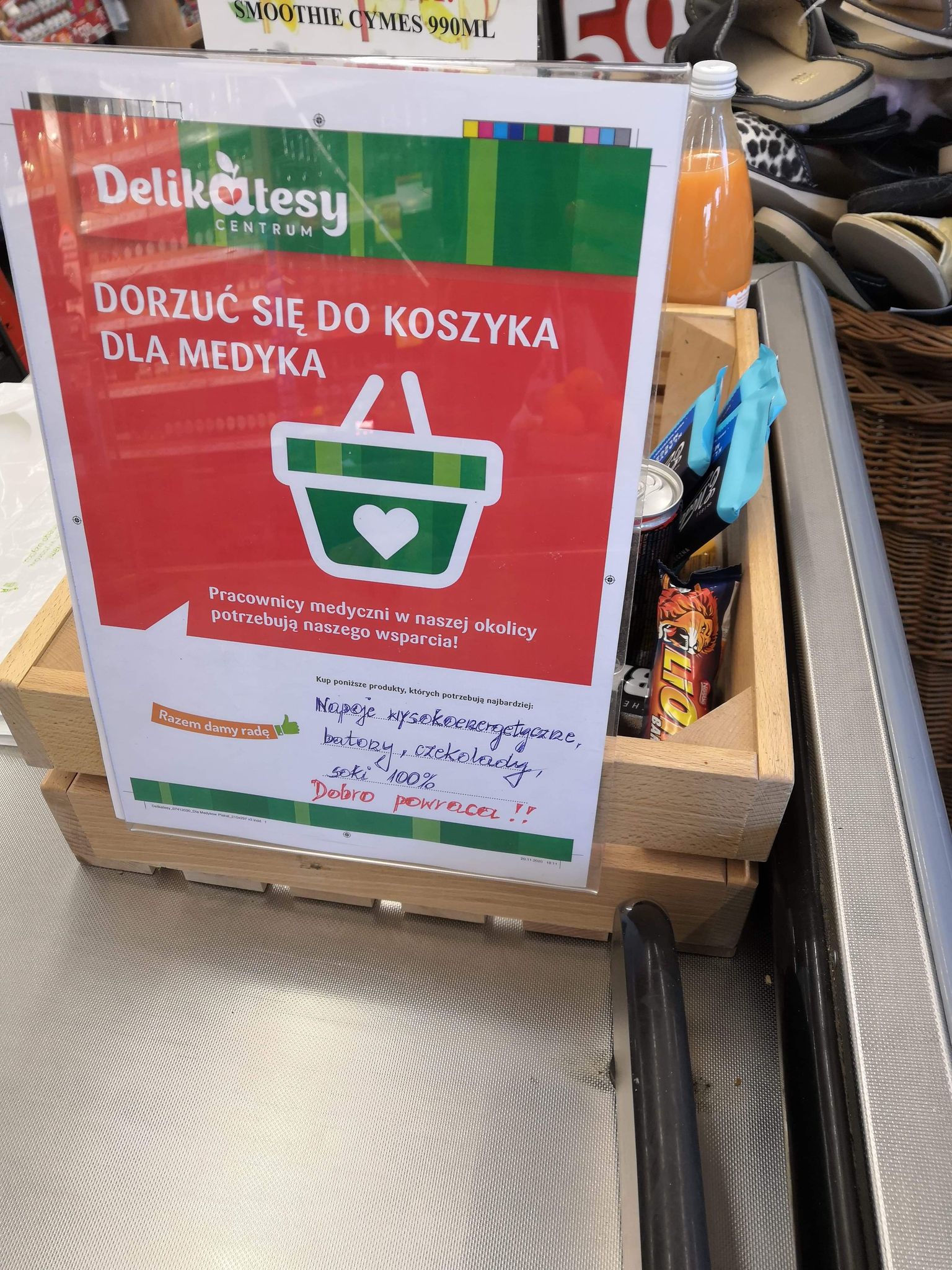 Kosz na dary w ramach zbiórki "Dorzuć się do koszyka dla medyka"