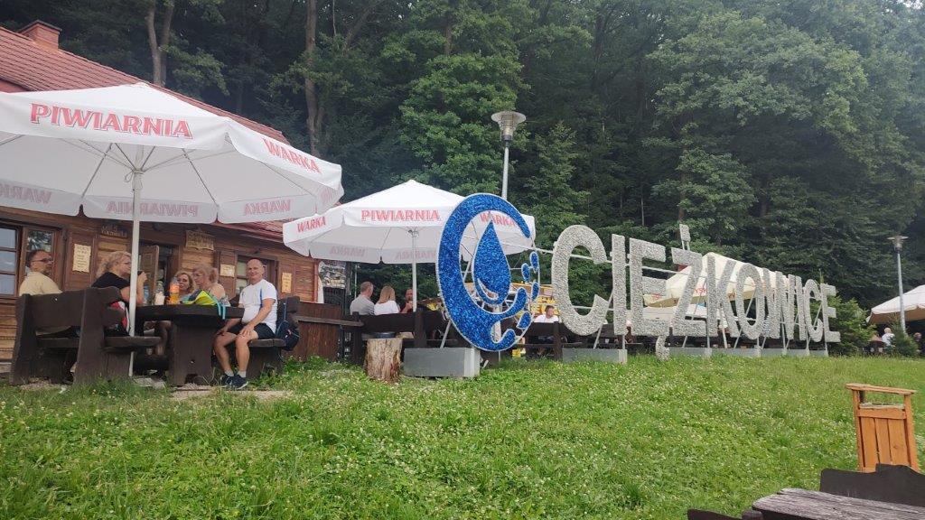 Uczestnicy wyjazdu z okazji Dnia Rodziny podczas posiłku