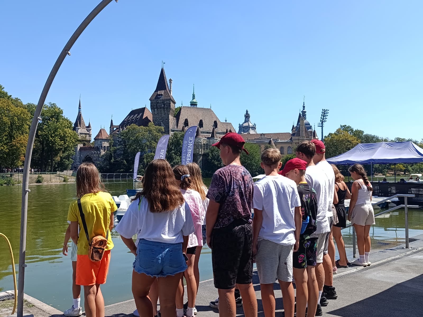 Młodzież zwiedza Papę - miasto na Węgrzech.