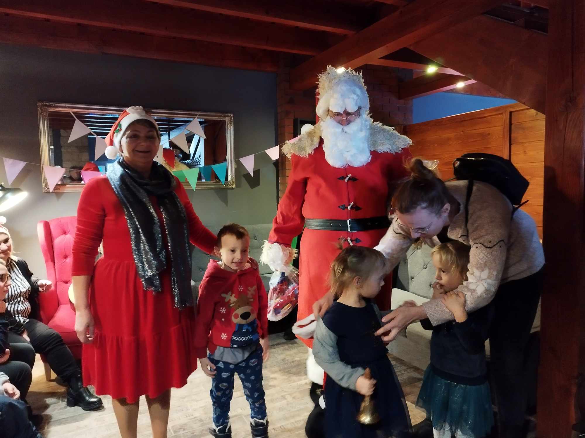 Wręczanie prezentów podczas spotkania z Mikołajem zorganizowanego przez Klub Abstynenta EGIDA