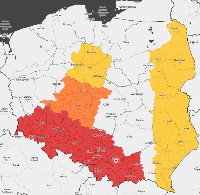 mapa Polski z zaznaczonymi kolorami: żółtym i czerownym, obszarów zagrożonych silnymi opadami deszczu