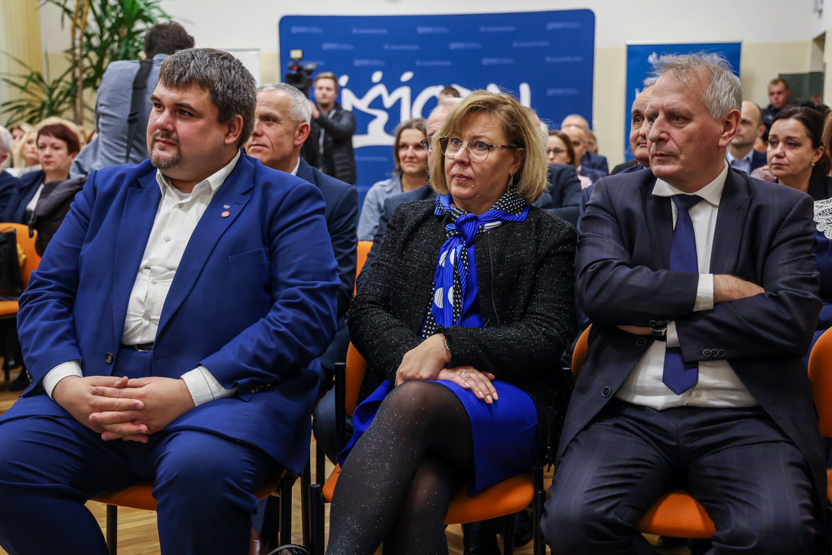 Poseł na Sejm Patryk Wicher oraz Radni Województwa Małopolskiego – Marta Mordarska i Grzegorz Biedroń.na spotkaniu w MCDN w Nowym Sączu