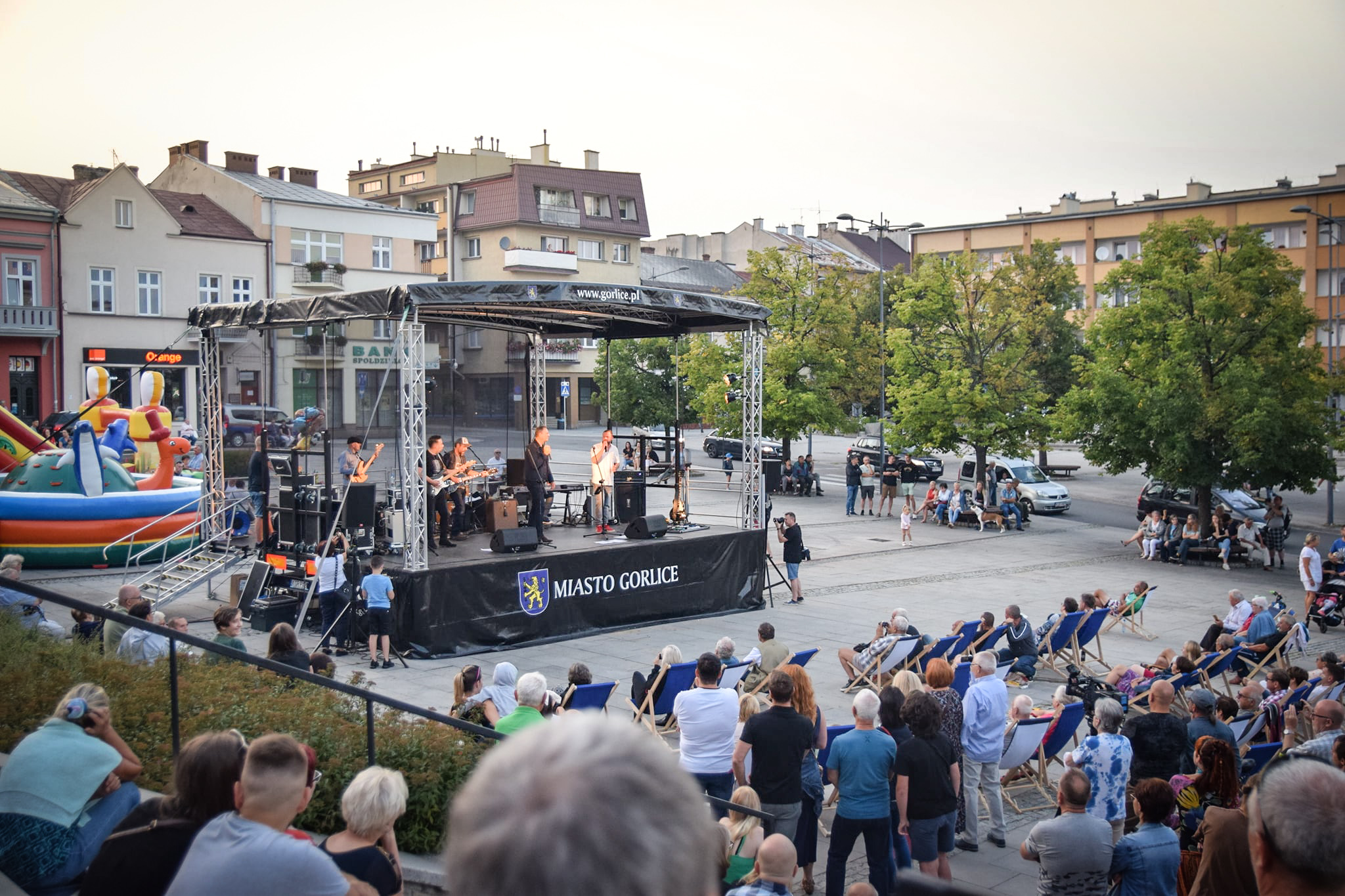 Widok na scenę na Rynku